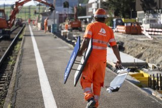 Les travaux en gare de Schmitten (FR) ont nécessité, dans un premier temps, de tout enlever avant une remise à neuf complète des voies et des quais d'ici au 25 août. KEYSTONE/ALESSANDRO DELLA VALLE
